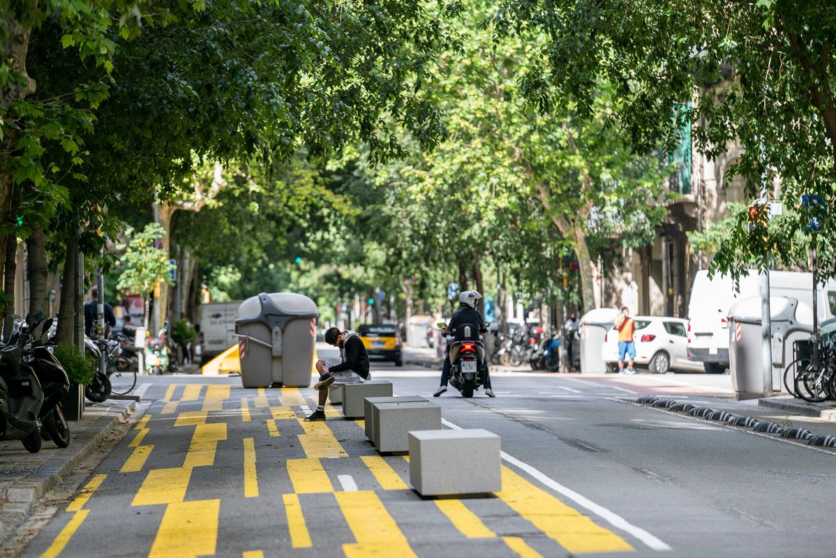 <div class='imageHoverDetail'>
             <p class='imageHoverTitle twoLineBreak'>Un jove amb mascareta consulta el mòbil assegut en un dels bancs col·locats a...</p>
             <p class='imageHoverAutor oneLineBreak'>Autor: Mònica Moreno</p>
             <button class='imageHoverBtn'>Mostra els detalls de la imatge <span class='sr-only'>Un jove amb mascareta consulta el mòbil assegut en un dels bancs col·locats a...</span></button>
             </div>