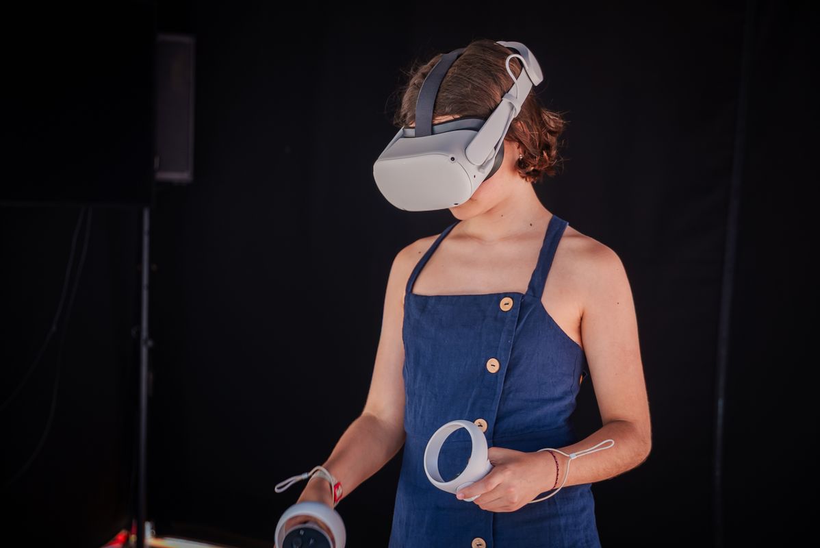 <div class='imageHoverDetail'>
             <p class='imageHoverTitle twoLineBreak'>Un dona amb unes ulleres 3D a l’espai de realitat virtual el dia de la Festa ...</p>
             <p class='imageHoverAutor oneLineBreak'>Autor: Sortkat</p>
             <button class='imageHoverBtn'>Mostra els detalls de la imatge <span class='sr-only'>Un dona amb unes ulleres 3D a l’espai de realitat virtual el dia de la Festa ...</span></button>
             </div>