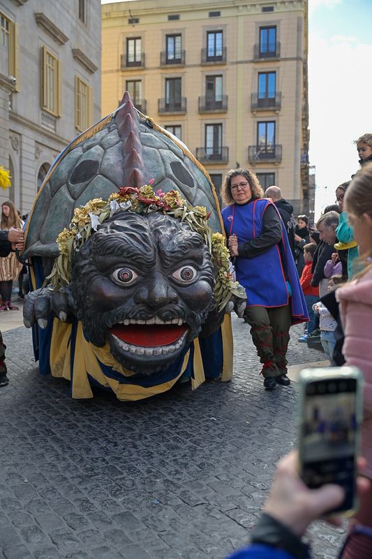 <div class='imageHoverDetail'>
             <p class='imageHoverTitle twoLineBreak'>Aparició de la Tarasca de Barcelona a les Festes de Santa Eulàlia 2025</p>
             <p class='imageHoverAutor oneLineBreak'>Autor: Albert Canalejo</p>
             <button class='imageHoverBtn'>Mostra els detalls de la imatge <span class='sr-only'>Aparició de la Tarasca de Barcelona a les Festes de Santa Eulàlia 2025</span></button>
             </div>