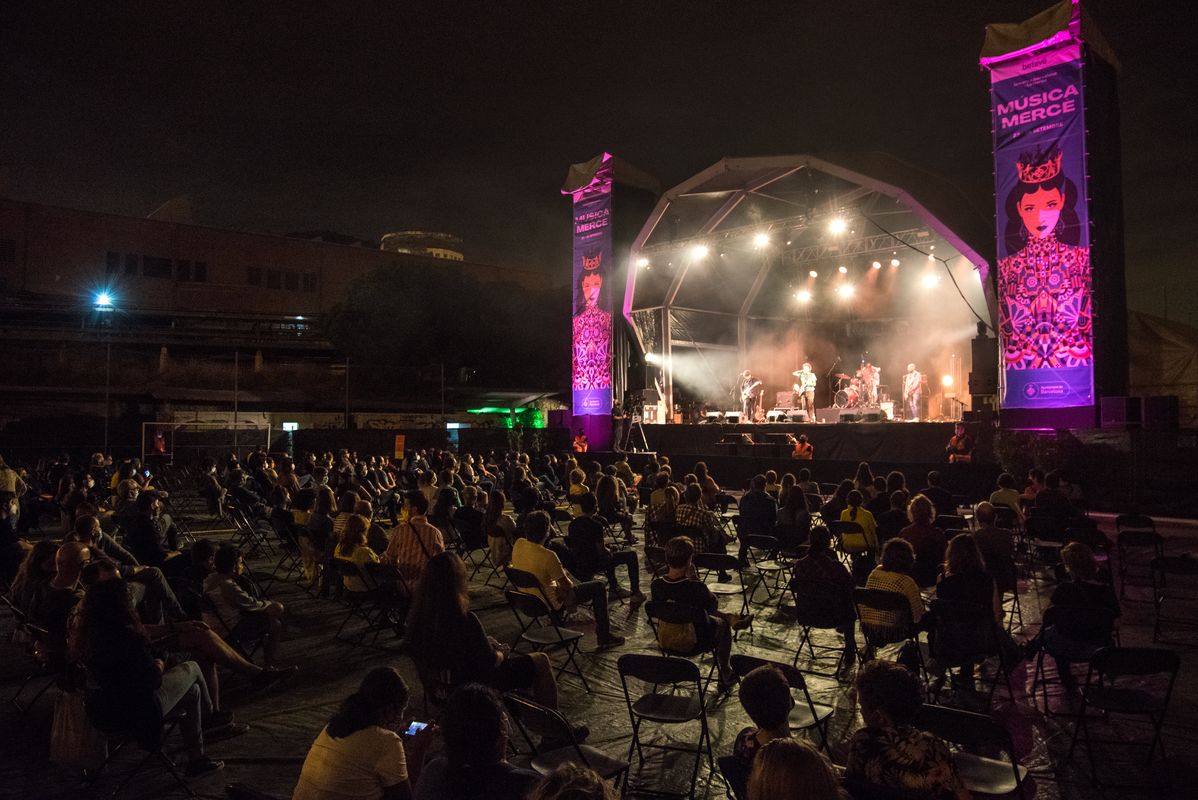 <div class='imageHoverDetail'>
             <p class='imageHoverTitle twoLineBreak'>Ambient en un dels concerts del Camp de Futbol Municipal Vall d'Hebron dins d...</p>
             <p class='imageHoverAutor oneLineBreak'>Autor: Víctor Parreño Vidiella</p>
             <button class='imageHoverBtn'>Mostra els detalls de la imatge <span class='sr-only'>Ambient en un dels concerts del Camp de Futbol Municipal Vall d'Hebron dins d...</span></button>
             </div>