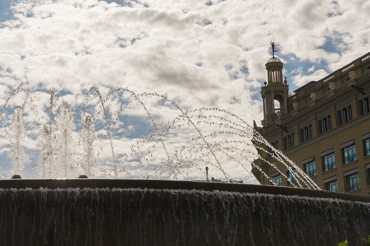 <div class='imageHoverDetail'>
             <p class='imageHoverTitle twoLineBreak'>Font de la plaça de Catalunya brollant i de fons el cel</p>
             <p class='imageHoverAutor oneLineBreak'>Autor: Josbel A. Tinoco</p>
             <button class='imageHoverBtn'>Mostra els detalls de la imatge <span class='sr-only'>Font de la plaça de Catalunya brollant i de fons el cel</span></button>
             </div>