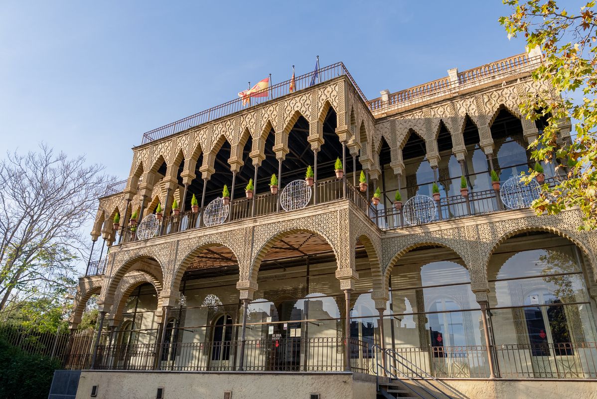 <div class='imageHoverDetail'>
             <p class='imageHoverTitle twoLineBreak'>Façana de la seu del Districte d’Horta-Guinardó</p>
             <p class='imageHoverAutor oneLineBreak'>Autor: Cristina Salarich</p>
             <button class='imageHoverBtn'>Mostra els detalls de la imatge <span class='sr-only'>Façana de la seu del Districte d’Horta-Guinardó</span></button>
             </div>