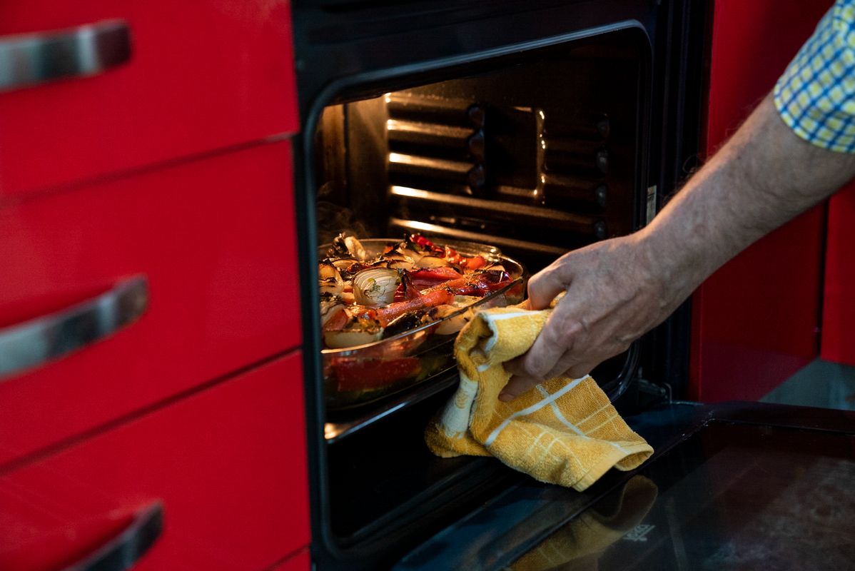 
             Una persona sacando del horno una bandeja de vidrio llena de verduras recién ...
             Autor: Mariona Gil
             Ver los detalles de la imagen Una persona sacando del horno una bandeja de vidrio llena de verduras recién ...
             