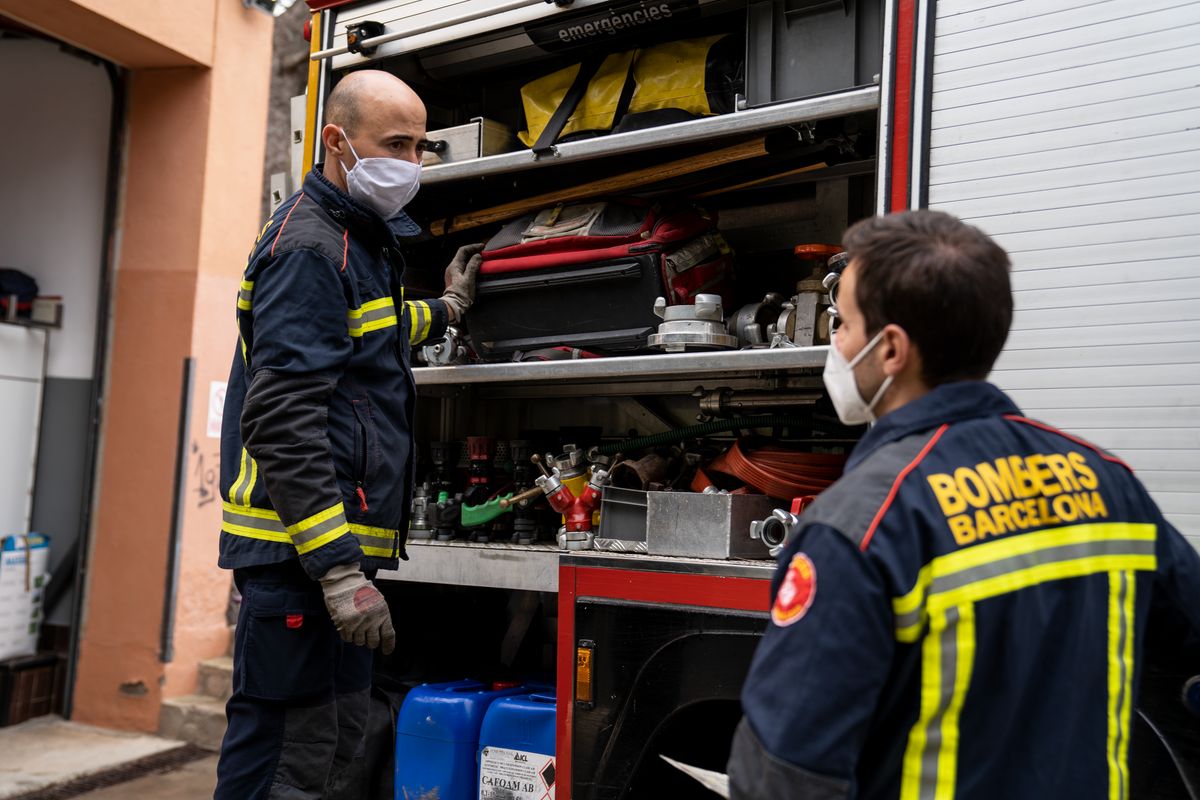<div class='imageHoverDetail'>
             <p class='imageHoverTitle twoLineBreak'>Dos membres dels Bombers de Barcelona preparen el material per equipar un del...</p>
             <p class='imageHoverAutor oneLineBreak'>Autor: Isaac Planella</p>
             <button class='imageHoverBtn'>Mostra els detalls de la imatge <span class='sr-only'>Dos membres dels Bombers de Barcelona preparen el material per equipar un del...</span></button>
             </div>