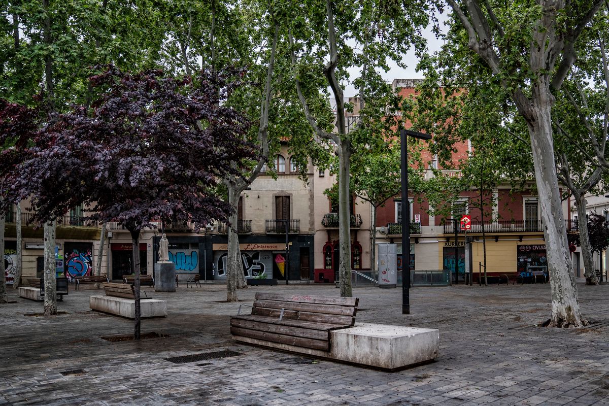 <div class='imageHoverDetail'>
             <p class='imageHoverTitle twoLineBreak'>Plaça d’Eivissa sense gent i amb els comerços tancats. Districte d’Horta-Guin...</p>
             <p class='imageHoverAutor oneLineBreak'>Autor: Laura Guerrero</p>
             <button class='imageHoverBtn'>Mostra els detalls de la imatge <span class='sr-only'>Plaça d’Eivissa sense gent i amb els comerços tancats. Districte d’Horta-Guin...</span></button>
             </div>