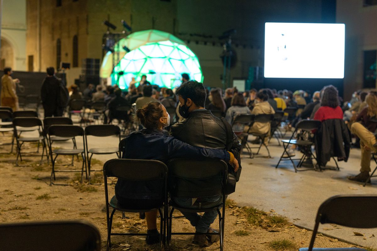 <div class='imageHoverDetail'>
             <p class='imageHoverTitle twoLineBreak'>Una parella seu junta entre el públic a la plaça de Joan Coromines per assist...</p>
             <p class='imageHoverAutor oneLineBreak'>Autor: Miquel Taverna</p>
             <button class='imageHoverBtn'>Mostra els detalls de la imatge <span class='sr-only'>Una parella seu junta entre el públic a la plaça de Joan Coromines per assist...</span></button>
             </div>