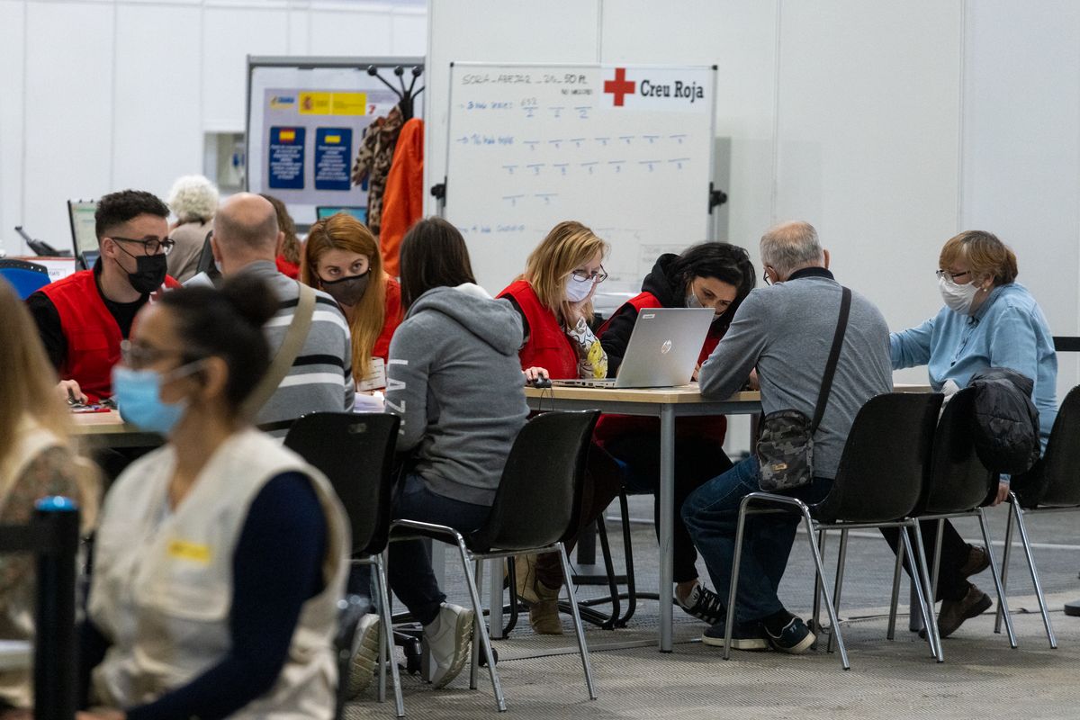 
             Personal de Creu Roja atén en diferents taules grups de persones refugiades u...
             Autor: Edu Bayer
             Mostra els detalls de la imatge Personal de Creu Roja atén en diferents taules grups de persones refugiades u...
             