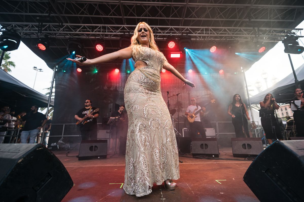 <div class='imageHoverDetail'>
             <p class='imageHoverTitle twoLineBreak'>Actuació de La Húngara en un dels concerts del BAM al Moll de la Fusta</p>
             <p class='imageHoverAutor oneLineBreak'>Autor: Cesc Maymó</p>
             <button class='imageHoverBtn'>Mostra els detalls de la imatge <span class='sr-only'>Actuació de La Húngara en un dels concerts del BAM al Moll de la Fusta</span></button>
             </div>