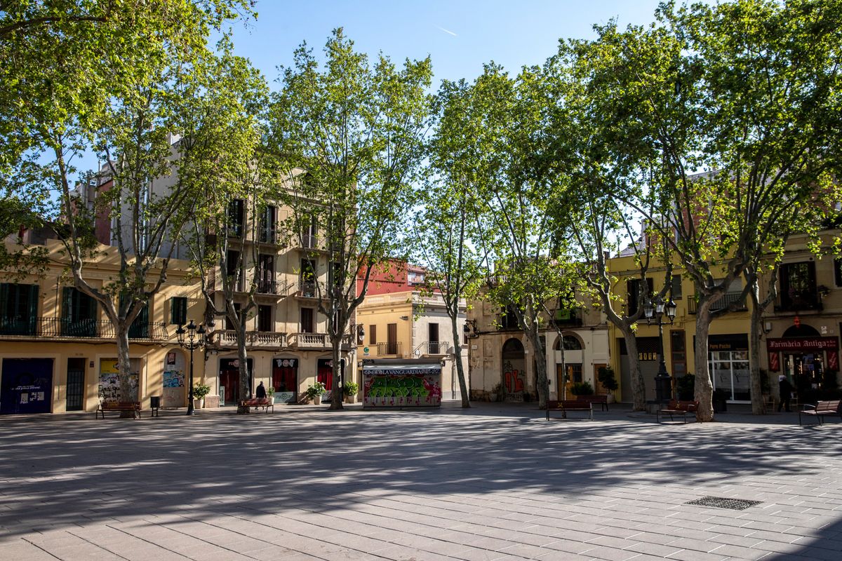 <div class='imageHoverDetail'>
             <p class='imageHoverTitle twoLineBreak'>Plaça de la Concòrdia totalment buida. Districte de les Corts.</p>
             <p class='imageHoverAutor oneLineBreak'>Autor: Edu Bayer</p>
             <button class='imageHoverBtn'>Mostra els detalls de la imatge <span class='sr-only'>Plaça de la Concòrdia totalment buida. Districte de les Corts.</span></button>
             </div>