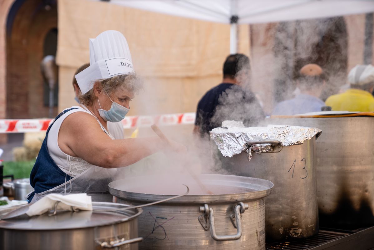 <div class='imageHoverDetail'>
             <p class='imageHoverTitle twoLineBreak'>Una cuinera remena una de les olles en les quals s'està cuinant un dels plats...</p>
             <p class='imageHoverAutor oneLineBreak'>Autor: Mariona Gil</p>
             <button class='imageHoverBtn'>Mostra els detalls de la imatge <span class='sr-only'>Una cuinera remena una de les olles en les quals s'està cuinant un dels plats...</span></button>
             </div>