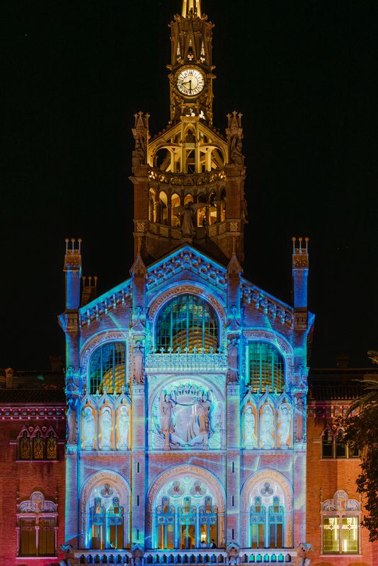 <div class='imageHoverDetail'>
             <p class='imageHoverTitle twoLineBreak'>Sant Pau iluminado visto desde el bus turístico</p>
             <p class='imageHoverAutor oneLineBreak'>Autor: Cristina Salarich</p>
             <button class='imageHoverBtn'>Ver los detalles de la imagen <span class='sr-only'>Sant Pau iluminado visto desde el bus turístico</span></button>
             </div>