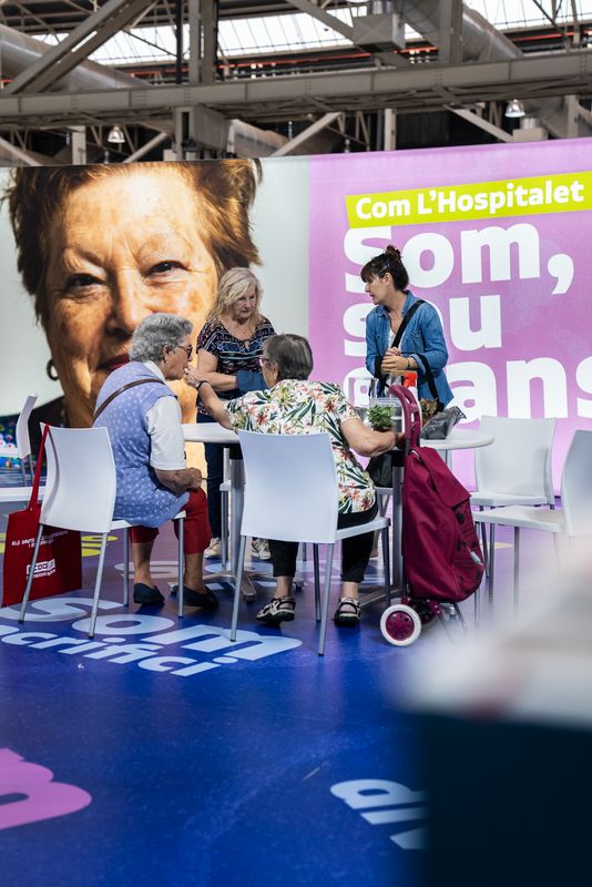 
             Un grup amb quatre dones, assegudes en un estand, gaudeix del FiraGran 2022 c...
             Autor: Paula Jaume
             Mostra els detalls de la imatge Un grup amb quatre dones, assegudes en un estand, gaudeix del FiraGran 2022 c...
             