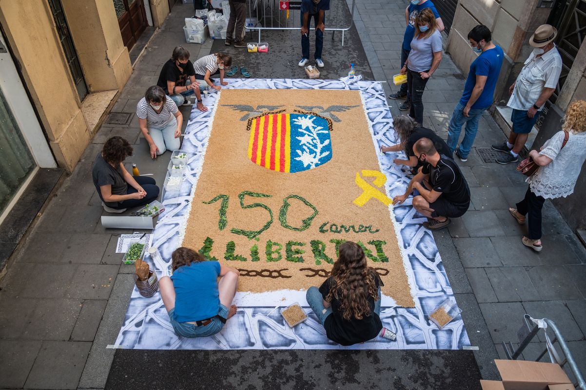 <div class='imageHoverDetail'>
             <p class='imageHoverTitle twoLineBreak'>Membres de la Comissió de Festes del carrer de la Llibertat elaboren la catif...</p>
             <p class='imageHoverAutor oneLineBreak'>Autor: Eduard Pedrocchi</p>
             <button class='imageHoverBtn'>Mostra els detalls de la imatge <span class='sr-only'>Membres de la Comissió de Festes del carrer de la Llibertat elaboren la catif...</span></button>
             </div>