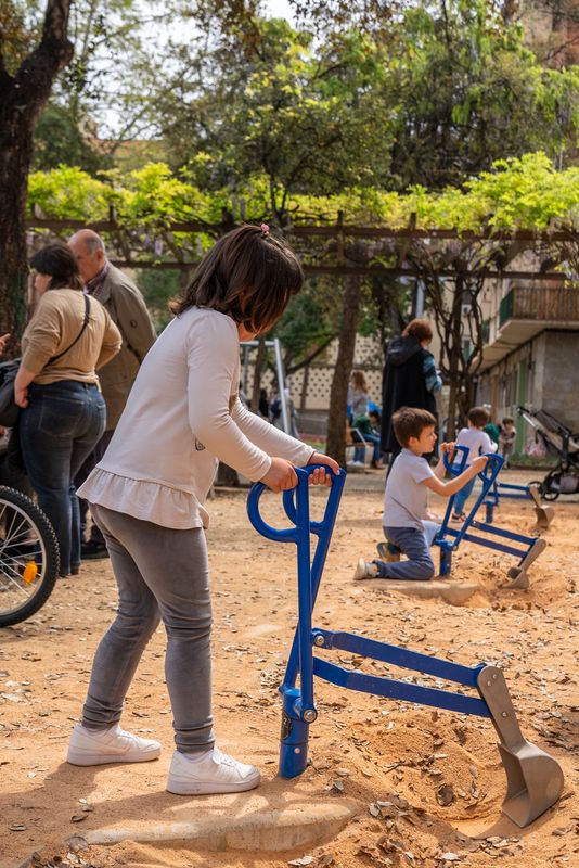 
             Una niña juega con una pequeña pala excavadora manual en la nueva área de jue...
             Autor: Júlia Arnau
             Ver los detalles de la imagen Una niña juega con una pequeña pala excavadora manual en la nueva área de jue...
             