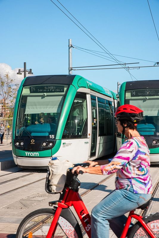 
             Una usuària del Bicing creua pel pas de vianants davant de dos tramvies atura...
             Autor: Sortkat
             Mostra els detalls de la imatge Una usuària del Bicing creua pel pas de vianants davant de dos tramvies atura...
             
