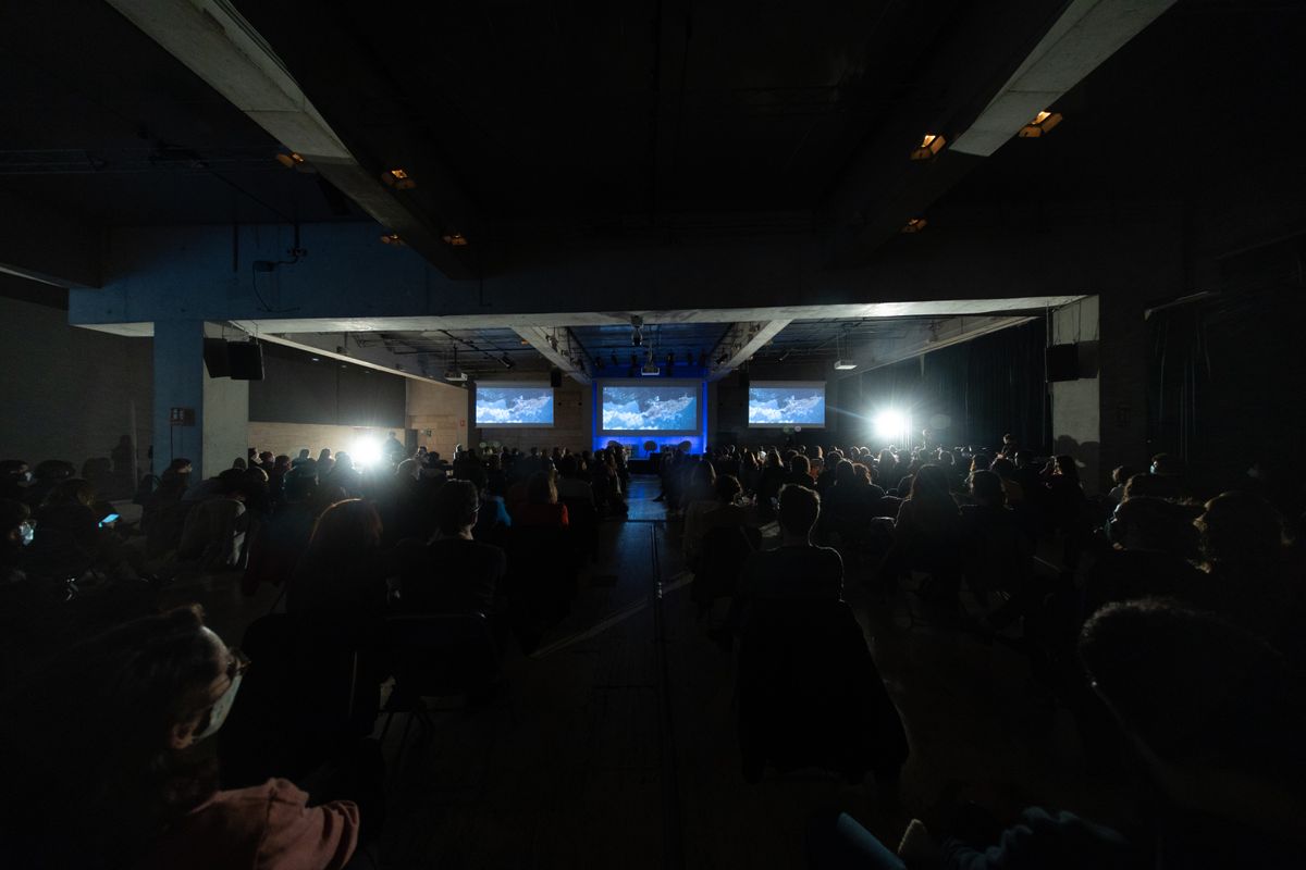 <div class='imageHoverDetail'>
             <p class='imageHoverTitle twoLineBreak'>Públic assistent al diàleg i performance "Ciutat, conflicte i emancipació"</p>
             <p class='imageHoverAutor oneLineBreak'>Autor: Miquel Taverna</p>
             <button class='imageHoverBtn'>Mostra els detalls de la imatge <span class='sr-only'>Públic assistent al diàleg i performance "Ciutat, conflicte i emancipació"</span></button>
             </div>