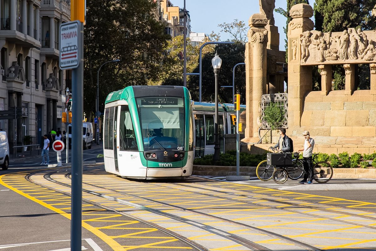 
             El tramvia ressegueix la corba de la plaça de Mossèn Jacint Verdaguer durant ...
             Autor: Sortkat
             Mostra els detalls de la imatge El tramvia ressegueix la corba de la plaça de Mossèn Jacint Verdaguer durant ...
             