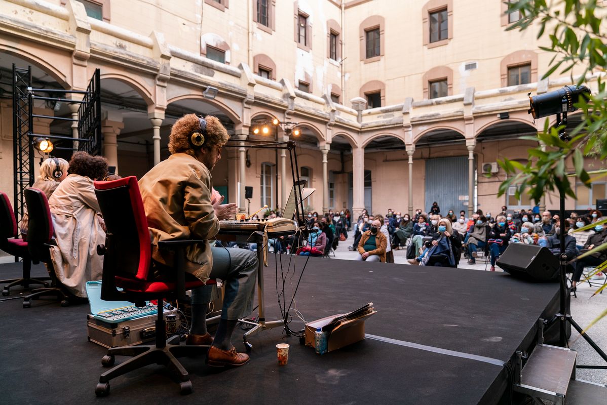 <div class='imageHoverDetail'>
             <p class='imageHoverTitle twoLineBreak'>Vista del públic i actors des de darrere de l'escenari a la Model durant la p...</p>
             <p class='imageHoverAutor oneLineBreak'>Autor: Martí Petit</p>
             <button class='imageHoverBtn'>Mostra els detalls de la imatge <span class='sr-only'>Vista del públic i actors des de darrere de l'escenari a la Model durant la p...</span></button>
             </div>