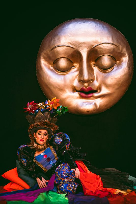 <div class='imageHoverDetail'>
             <p class='imageHoverTitle twoLineBreak'>La reina Belluga estirada al llit</p>
             <p class='imageHoverAutor oneLineBreak'>Autor: Marc Grifo</p>
             <button class='imageHoverBtn'>Mostra els detalls de la imatge <span class='sr-only'>La reina Belluga estirada al llit</span></button>
             </div>