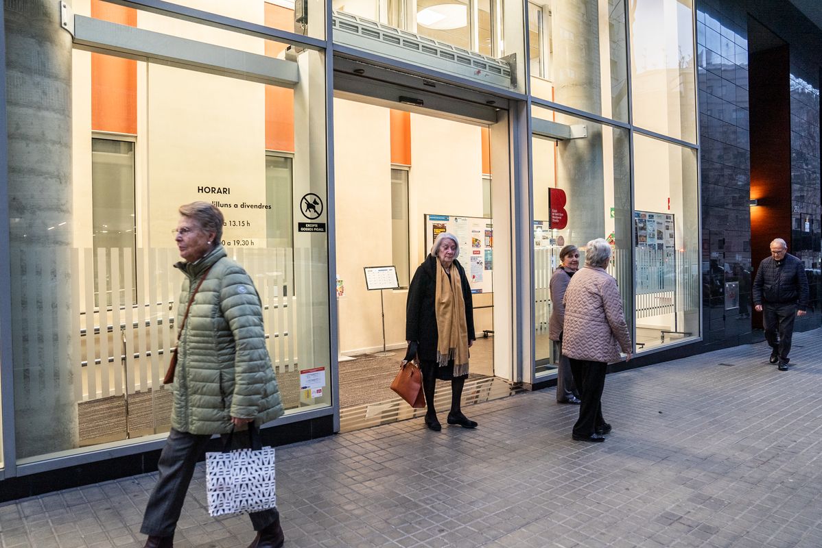 
             Persones grans sortint de l’Espai de Gent Gran Montserrat Olivella.
             Autor: Paula Jaume
             Mostra els detalls de la imatge Persones grans sortint de l’Espai de Gent Gran Montserrat Olivella.
             
