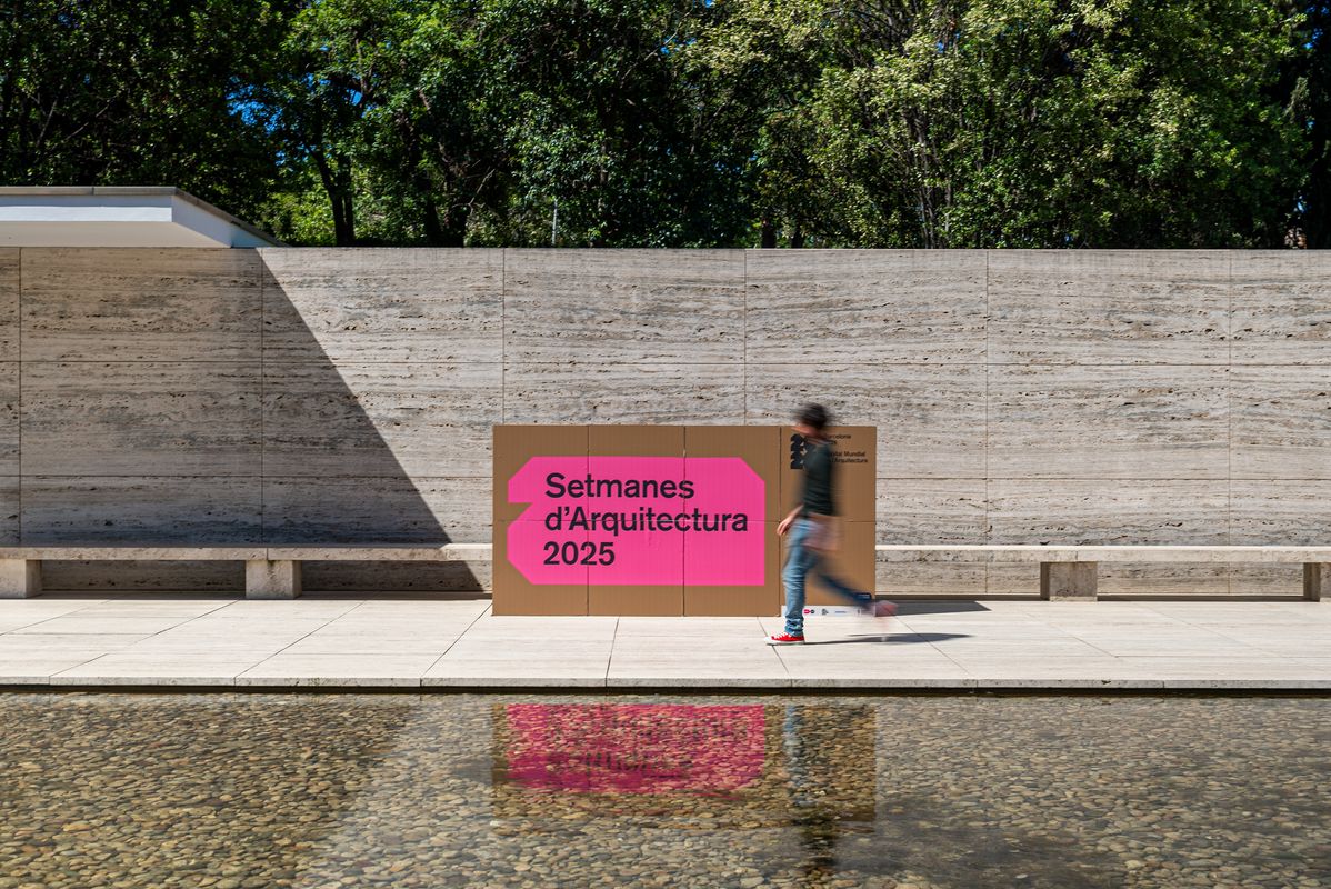
             Cartel de las Semanas de Arquitectura 2025 y una persona que pasa por delante...
             Autor: Júlia Arnau
             Ver los detalles de la imagen Cartel de las Semanas de Arquitectura 2025 y una persona que pasa por delante...
             