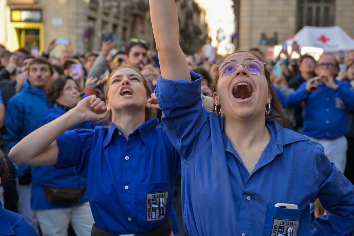 <div class='imageHoverDetail'>
             <p class='imageHoverTitle twoLineBreak'>Dues membres de la Colla de Castellers de la Vila de Gràcia a les Festes de S...</p>
             <p class='imageHoverAutor oneLineBreak'>Autor: Albert Canalejo</p>
             <button class='imageHoverBtn'>Mostra els detalls de la imatge <span class='sr-only'>Dues membres de la Colla de Castellers de la Vila de Gràcia a les Festes de S...</span></button>
             </div>