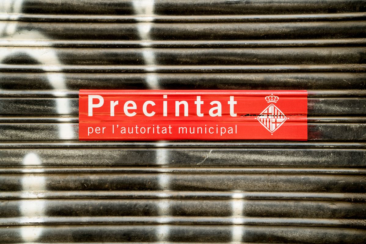 <div class='imageHoverDetail'>
             <p class='imageHoverTitle twoLineBreak'>Persiana d'un local amb l'adhesiu de precinte municipal</p>
             <p class='imageHoverAutor oneLineBreak'>Autor: Sebastià Rambla</p>
             <button class='imageHoverBtn'>Mostra els detalls de la imatge <span class='sr-only'>Persiana d'un local amb l'adhesiu de precinte municipal</span></button>
             </div>