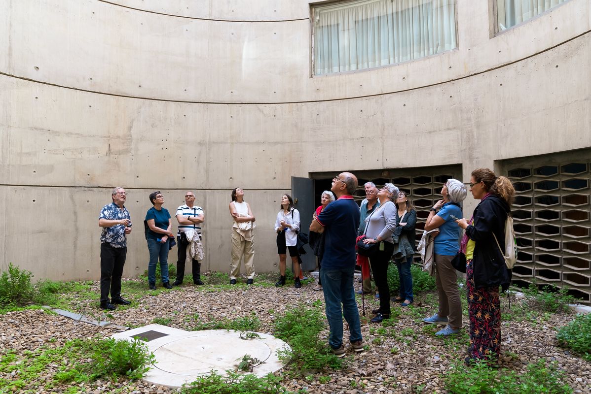 <div class='imageHoverDetail'>
             <p class='imageHoverTitle twoLineBreak'>Visita guiada al patio central del edificio de la Agencia Estatal de Meteorol...</p>
             <p class='imageHoverAutor oneLineBreak'>Autor: Josbel A. Tinoco</p>
             <button class='imageHoverBtn'>Ver los detalles de la imagen <span class='sr-only'>Visita guiada al patio central del edificio de la Agencia Estatal de Meteorol...</span></button>
             </div>