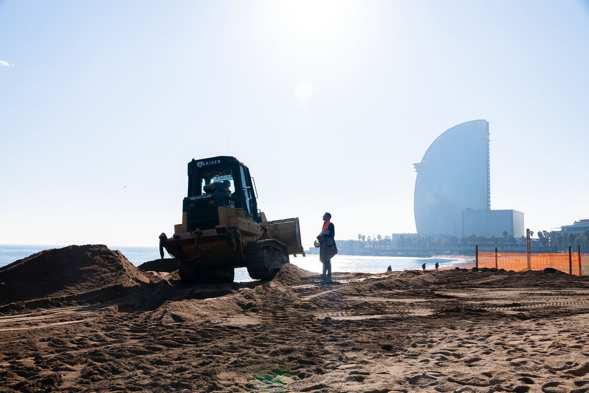 <div class='imageHoverDetail'>
             <p class='imageHoverTitle twoLineBreak'>Un obrer al costat de l'excavadora que aporta sorra a la platja de Sant Sebastià</p>
             <p class='imageHoverAutor oneLineBreak'>Autor: Júlia Arnau</p>
             <button class='imageHoverBtn'>Mostra els detalls de la imatge <span class='sr-only'>Un obrer al costat de l'excavadora que aporta sorra a la platja de Sant Sebastià</span></button>
             </div>