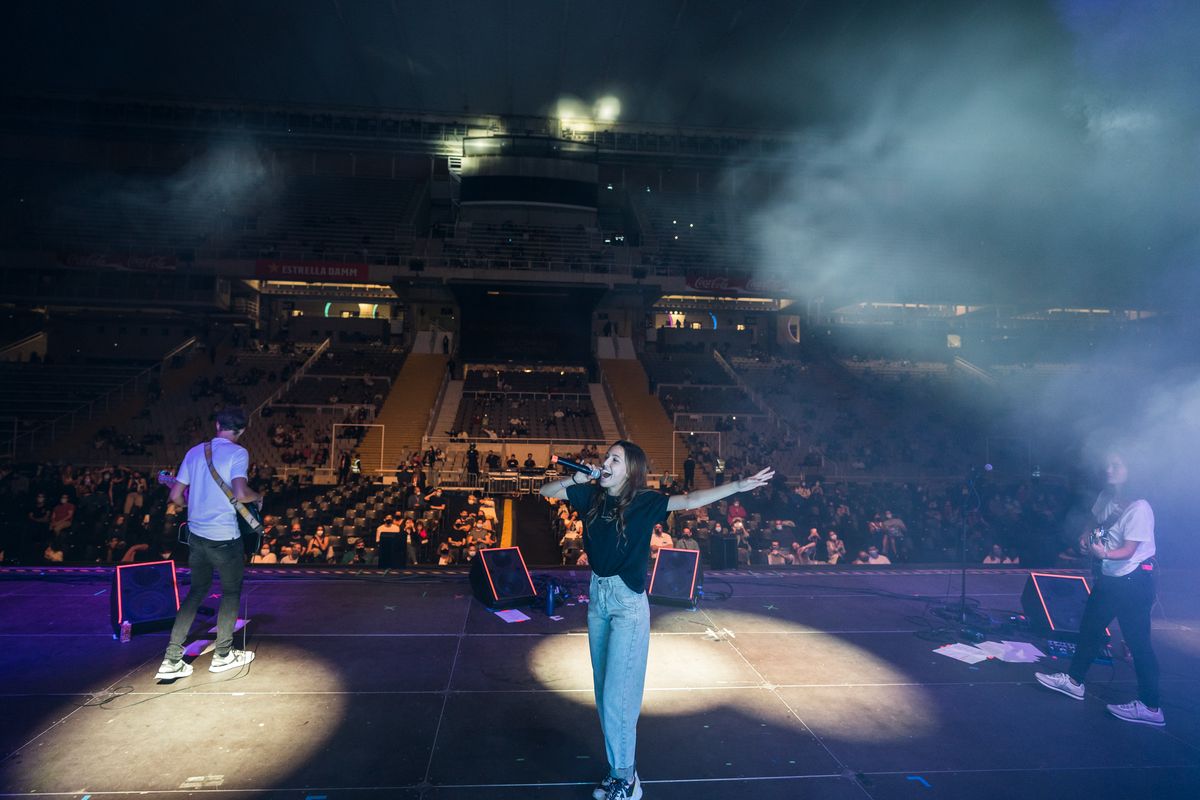 <div class='imageHoverDetail'>
             <p class='imageHoverTitle twoLineBreak'>Moment de l'actuació de Sara Roy durant el concert a l'Estadi Olímpic Lluís C...</p>
             <p class='imageHoverAutor oneLineBreak'>Autor: Cesc Maymó</p>
             <button class='imageHoverBtn'>Mostra els detalls de la imatge <span class='sr-only'>Moment de l'actuació de Sara Roy durant el concert a l'Estadi Olímpic Lluís C...</span></button>
             </div>