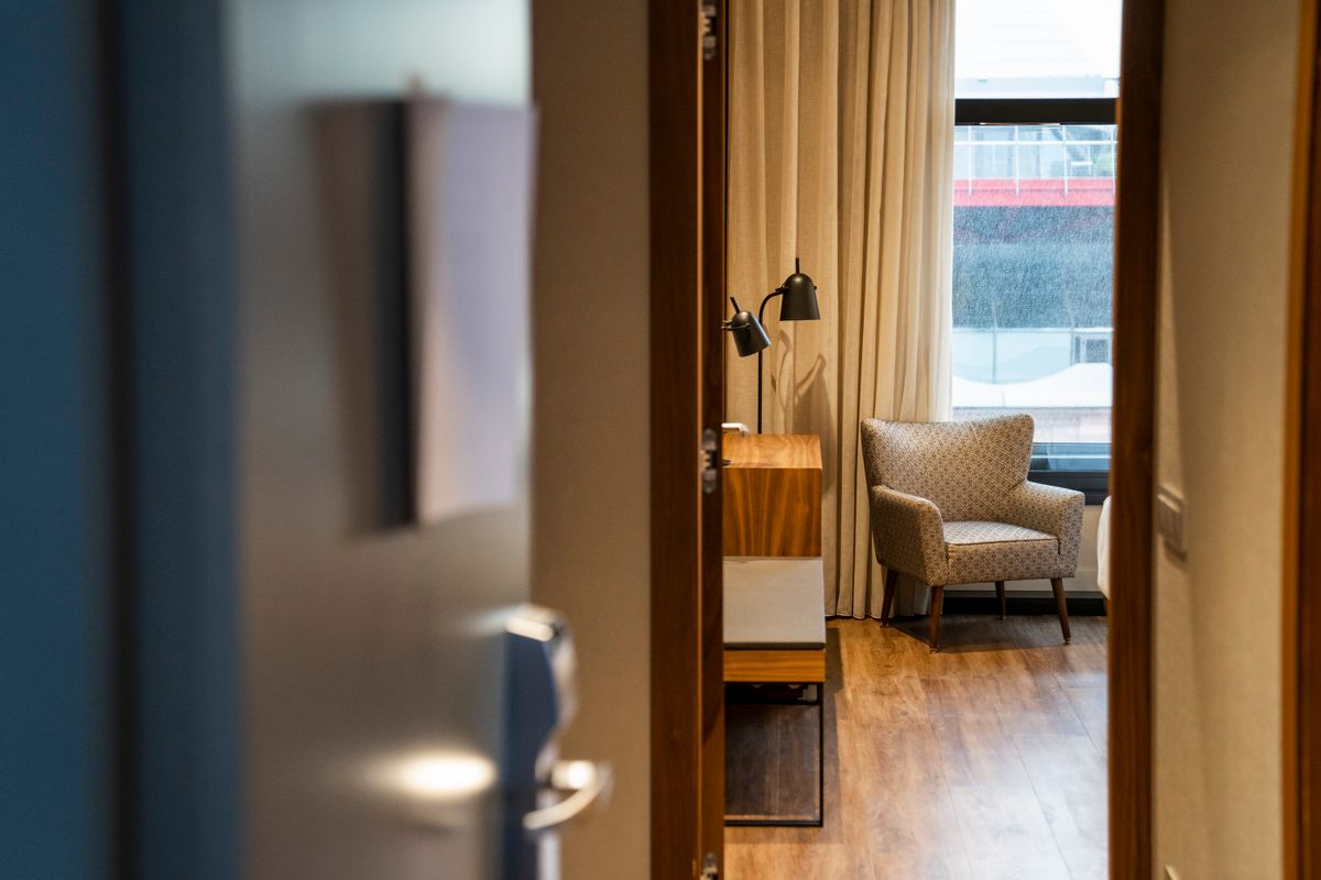 <div class='imageHoverDetail'>
             <p class='imageHoverTitle twoLineBreak'>Hotel Catalonia Plaza. Interior d’una de les habitacions destinades als malal...</p>
             <p class='imageHoverAutor oneLineBreak'>Autor: Isaac Planella</p>
             <button class='imageHoverBtn'>Mostra els detalls de la imatge <span class='sr-only'>Hotel Catalonia Plaza. Interior d’una de les habitacions destinades als malal...</span></button>
             </div>