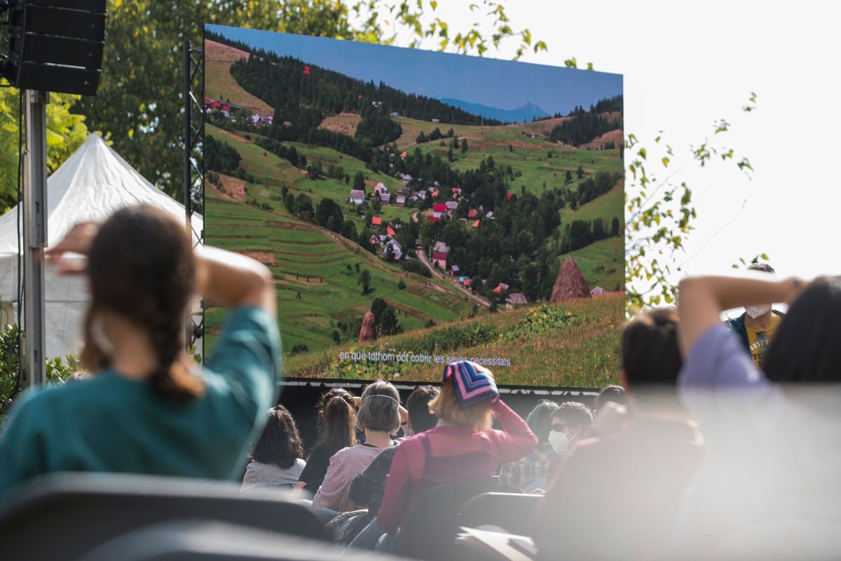 <div class='imageHoverDetail'>
             <p class='imageHoverTitle twoLineBreak'>Taula rodona "Ciutat rural" als jardins del Doctor Pla i Armengol. El públic ...</p>
             <p class='imageHoverAutor oneLineBreak'>Autor: Cesc Maymó</p>
             <button class='imageHoverBtn'>Mostra els detalls de la imatge <span class='sr-only'>Taula rodona "Ciutat rural" als jardins del Doctor Pla i Armengol. El públic ...</span></button>
             </div>