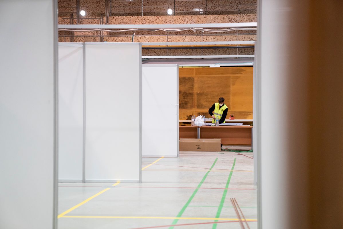 <div class='imageHoverDetail'>
             <p class='imageHoverTitle twoLineBreak'>Emplafonat sobre la pista i un treballador al fons muntant unes peces al taul...</p>
             <p class='imageHoverAutor oneLineBreak'>Autor: Clara Soler Chopo</p>
             <button class='imageHoverBtn'>Mostra els detalls de la imatge <span class='sr-only'>Emplafonat sobre la pista i un treballador al fons muntant unes peces al taul...</span></button>
             </div>