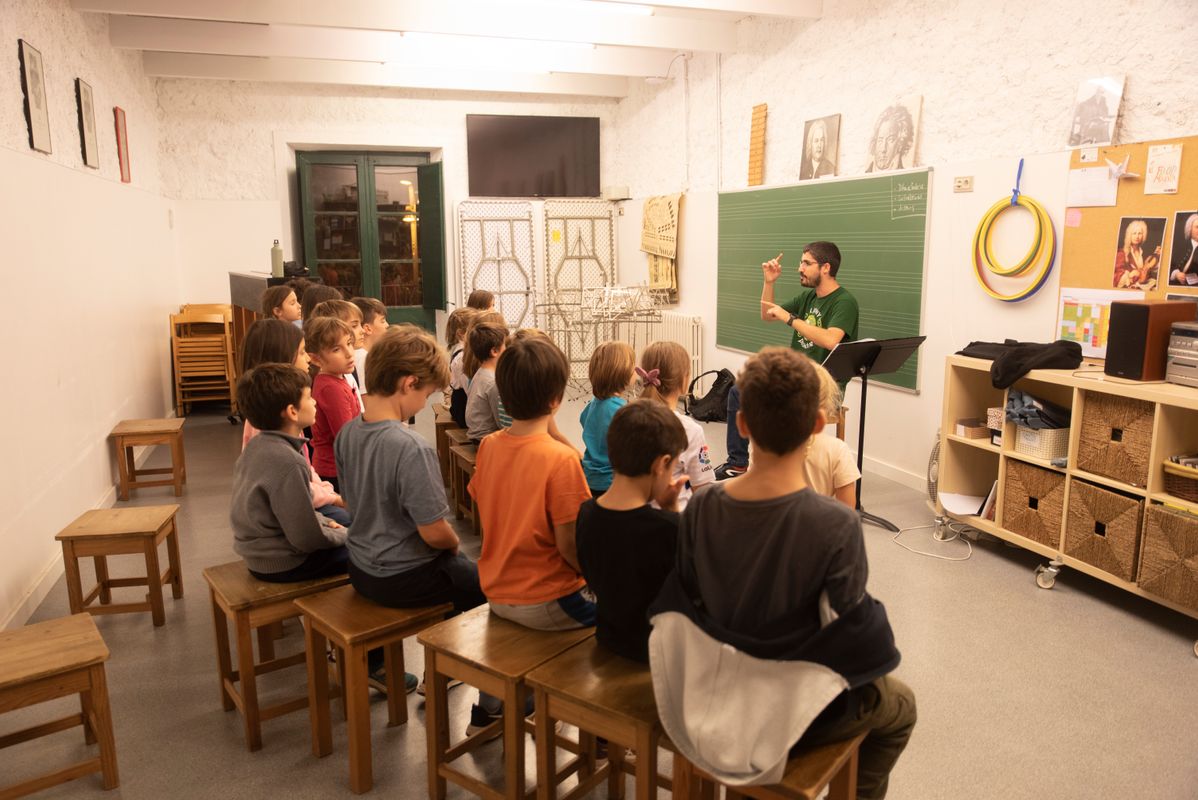 
             Joves a classe d