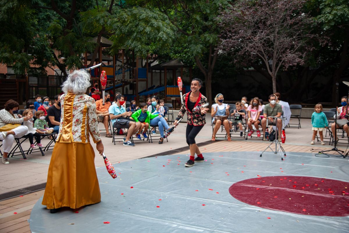 <div class='imageHoverDetail'>
             <p class='imageHoverTitle twoLineBreak'>Actuació de dos membres de Pallassos sense fronteres fent malabars als Jardin...</p>
             <p class='imageHoverAutor oneLineBreak'>Autor: Manel Sala</p>
             <button class='imageHoverBtn'>Mostra els detalls de la imatge <span class='sr-only'>Actuació de dos membres de Pallassos sense fronteres fent malabars als Jardin...</span></button>
             </div>