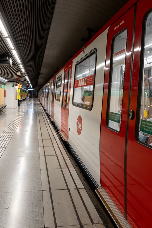 <div class='imageHoverDetail'>
             <p class='imageHoverTitle twoLineBreak'>Vagó de metro parat amb les portes tancades a l'andana de la parada de Sants ...</p>
             <p class='imageHoverAutor oneLineBreak'>Autor: Isaac Carbonell</p>
             <button class='imageHoverBtn'>Mostra els detalls de la imatge <span class='sr-only'>Vagó de metro parat amb les portes tancades a l'andana de la parada de Sants ...</span></button>
             </div>