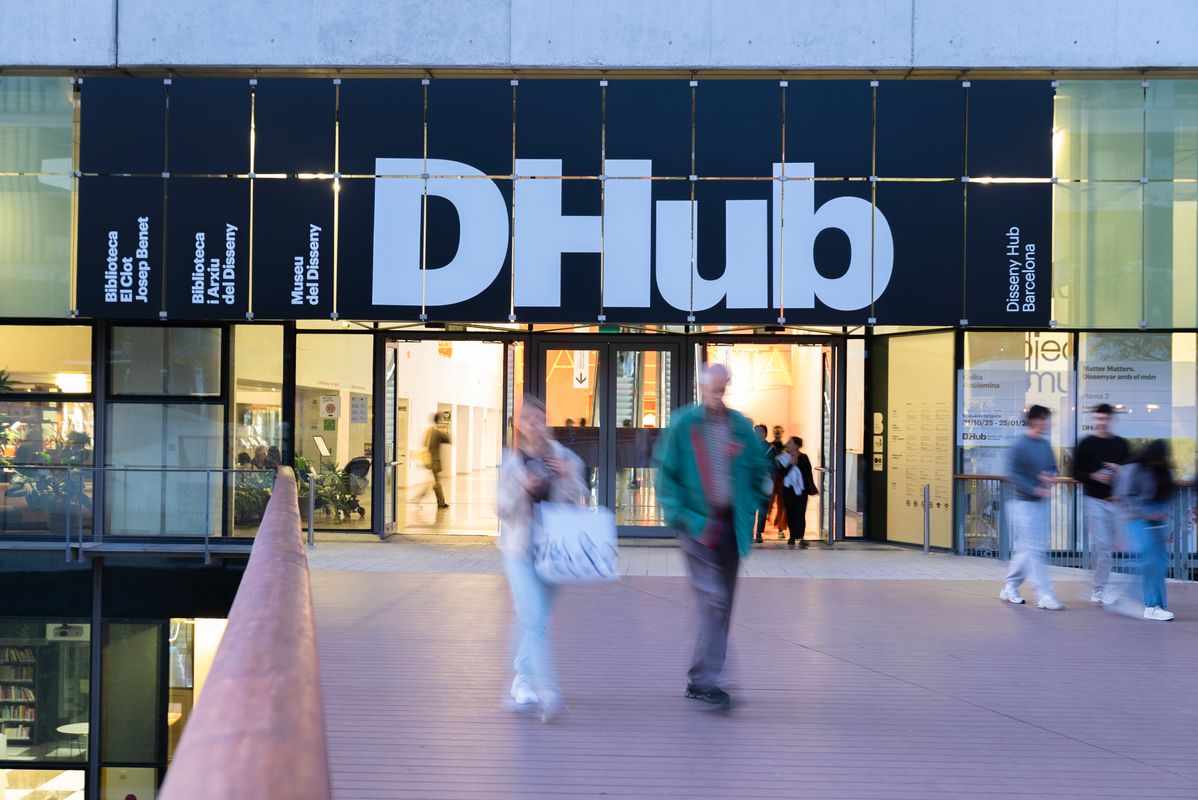 <div class='imageHoverDetail'>
             <p class='imageHoverTitle twoLineBreak'>Entrada del DHub el dia de la presentació del llibre “Els nous realistes. Arq...</p>
             <p class='imageHoverAutor oneLineBreak'>Autor: Isaac Carbonell</p>
             <button class='imageHoverBtn'>Mostra els detalls de la imatge <span class='sr-only'>Entrada del DHub el dia de la presentació del llibre “Els nous realistes. Arq...</span></button>
             </div>