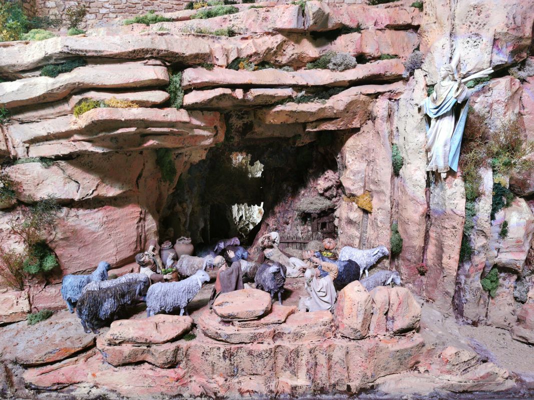 <div class='imageHoverDetail'>
             <p class='imageHoverTitle twoLineBreak'>Escena de l’anunciació de l’àngel als pastors del pessebre tradicional d’insp...</p>
             <p class='imageHoverAutor oneLineBreak'>Autor: Helena Martorell</p>
             <button class='imageHoverBtn'>Mostra els detalls de la imatge <span class='sr-only'>Escena de l’anunciació de l’àngel als pastors del pessebre tradicional d’insp...</span></button>
             </div>