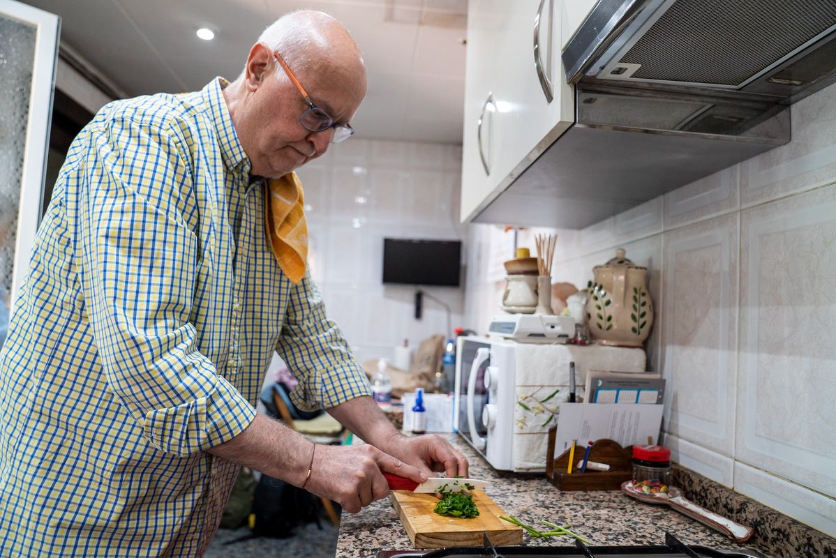 
             Un hombre mayor cortando perejil en la encimera de su cocina durante la prepa...
             Autor: Mariona Gil
             Ver los detalles de la imagen Un hombre mayor cortando perejil en la encimera de su cocina durante la prepa...
             