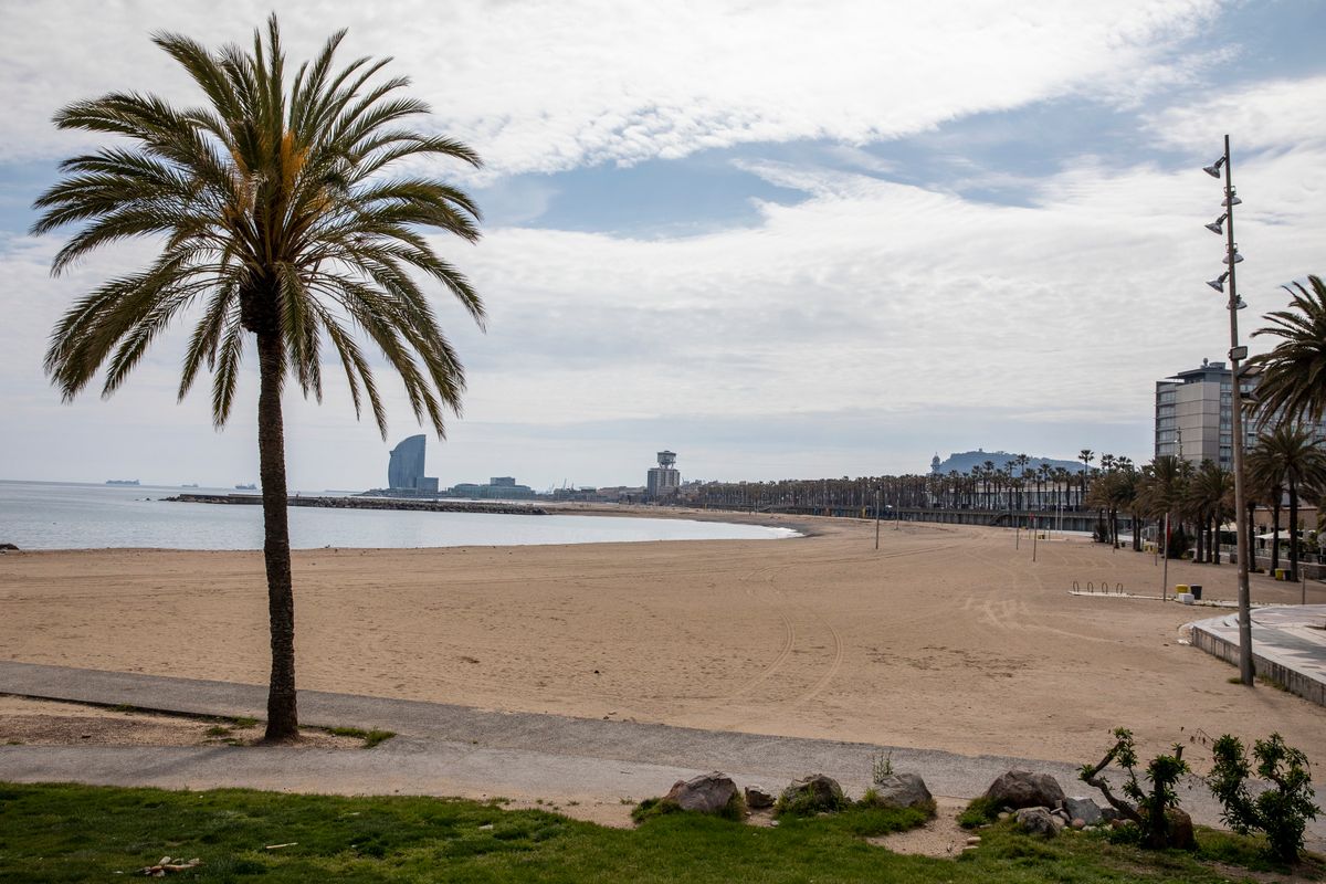 <div class='imageHoverDetail'>
             <p class='imageHoverTitle twoLineBreak'>Platja del Somorrostro sense ningú al voltant. Districte de Ciutat Vella. Bar...</p>
             <p class='imageHoverAutor oneLineBreak'>Autor: Edu Bayer</p>
             <button class='imageHoverBtn'>Mostra els detalls de la imatge <span class='sr-only'>Platja del Somorrostro sense ningú al voltant. Districte de Ciutat Vella. Bar...</span></button>
             </div>