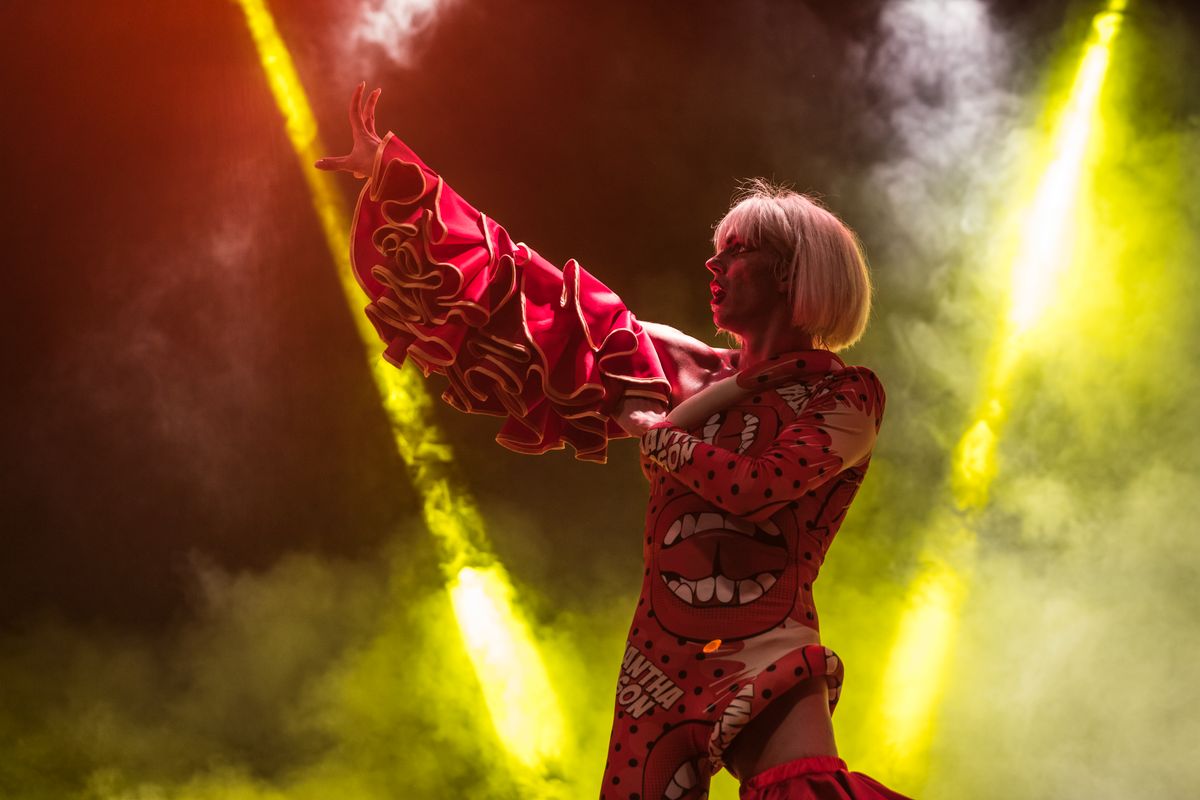 <div class='imageHoverDetail'>
             <p class='imageHoverTitle twoLineBreak'>Espectacle de Samantha Hudson a l'escenari del BAM al Moll de la Fusta</p>
             <p class='imageHoverAutor oneLineBreak'>Autor: Cesc Maymó</p>
             <button class='imageHoverBtn'>Mostra els detalls de la imatge <span class='sr-only'>Espectacle de Samantha Hudson a l'escenari del BAM al Moll de la Fusta</span></button>
             </div>