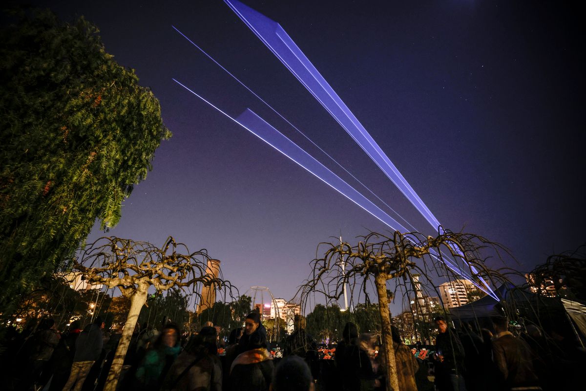 <div class='imageHoverDetail'>
             <p class='imageHoverTitle twoLineBreak'>Instal·lació artística 'Astres', de la companyia Playmodes, al Festival Llum ...</p>
             <p class='imageHoverAutor oneLineBreak'>Autor: Cesc Maymó</p>
             <button class='imageHoverBtn'>Mostra els detalls de la imatge <span class='sr-only'>Instal·lació artística 'Astres', de la companyia Playmodes, al Festival Llum ...</span></button>
             </div>