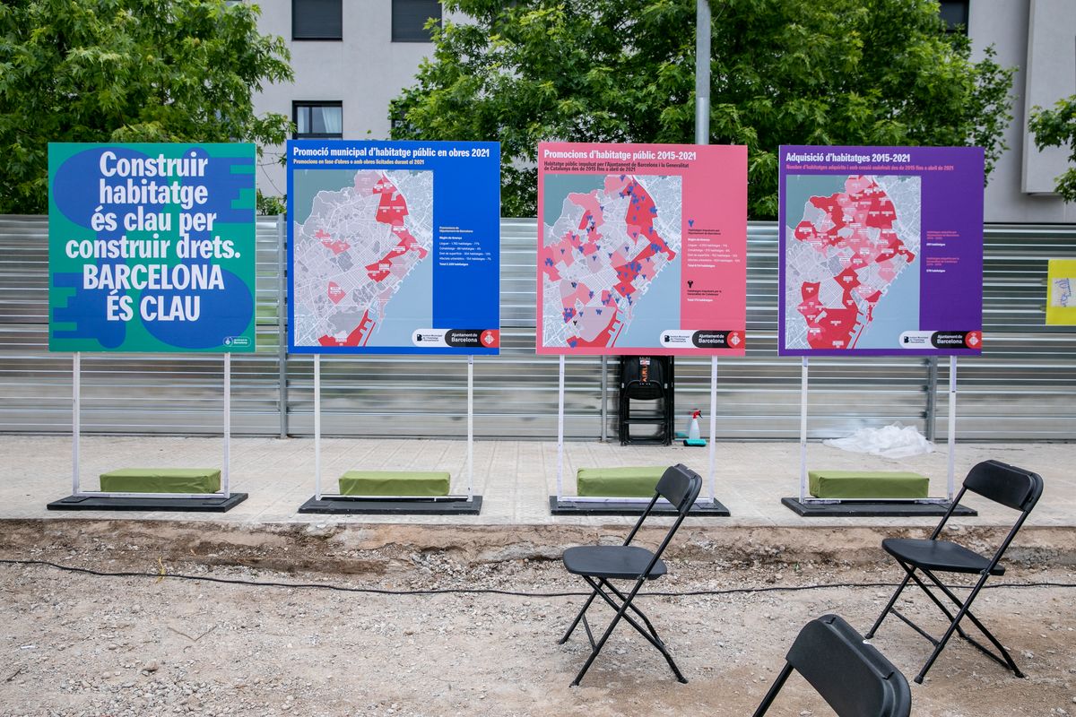 <div class='imageHoverDetail'>
             <p class='imageHoverTitle twoLineBreak'>Panells explicatius sobre la construcció d'habitatge públic el 2021 dins de l...</p>
             <p class='imageHoverAutor oneLineBreak'>Autor: Edu Bayer</p>
             <button class='imageHoverBtn'>Mostra els detalls de la imatge <span class='sr-only'>Panells explicatius sobre la construcció d'habitatge públic el 2021 dins de l...</span></button>
             </div>