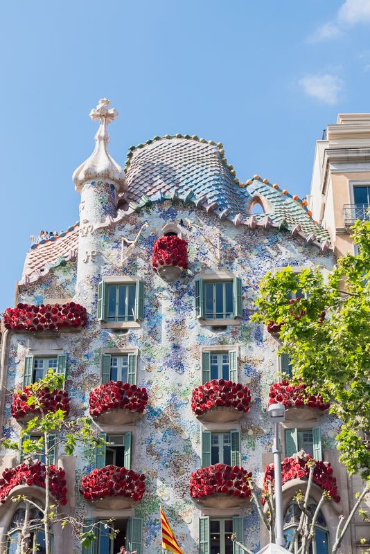 <div class='imageHoverDetail'>
             <p class='imageHoverTitle twoLineBreak'>La Casa Batlló plena de roses als balcons pel dia de Sant Jordi</p>
             <p class='imageHoverAutor oneLineBreak'>Autor: Elena Pastor</p>
             <button class='imageHoverBtn'>Mostra els detalls de la imatge <span class='sr-only'>La Casa Batlló plena de roses als balcons pel dia de Sant Jordi</span></button>
             </div>