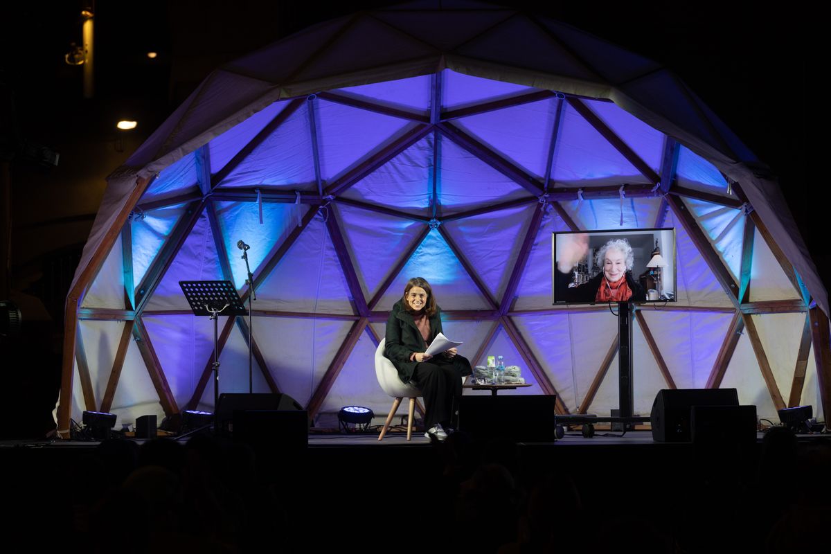 <div class='imageHoverDetail'>
             <p class='imageHoverTitle twoLineBreak'>Taula rodona i performance "Mirar el futur". La periodista Anna Guitart conve...</p>
             <p class='imageHoverAutor oneLineBreak'>Autor: Miquel Taverna</p>
             <button class='imageHoverBtn'>Mostra els detalls de la imatge <span class='sr-only'>Taula rodona i performance "Mirar el futur". La periodista Anna Guitart conve...</span></button>
             </div>