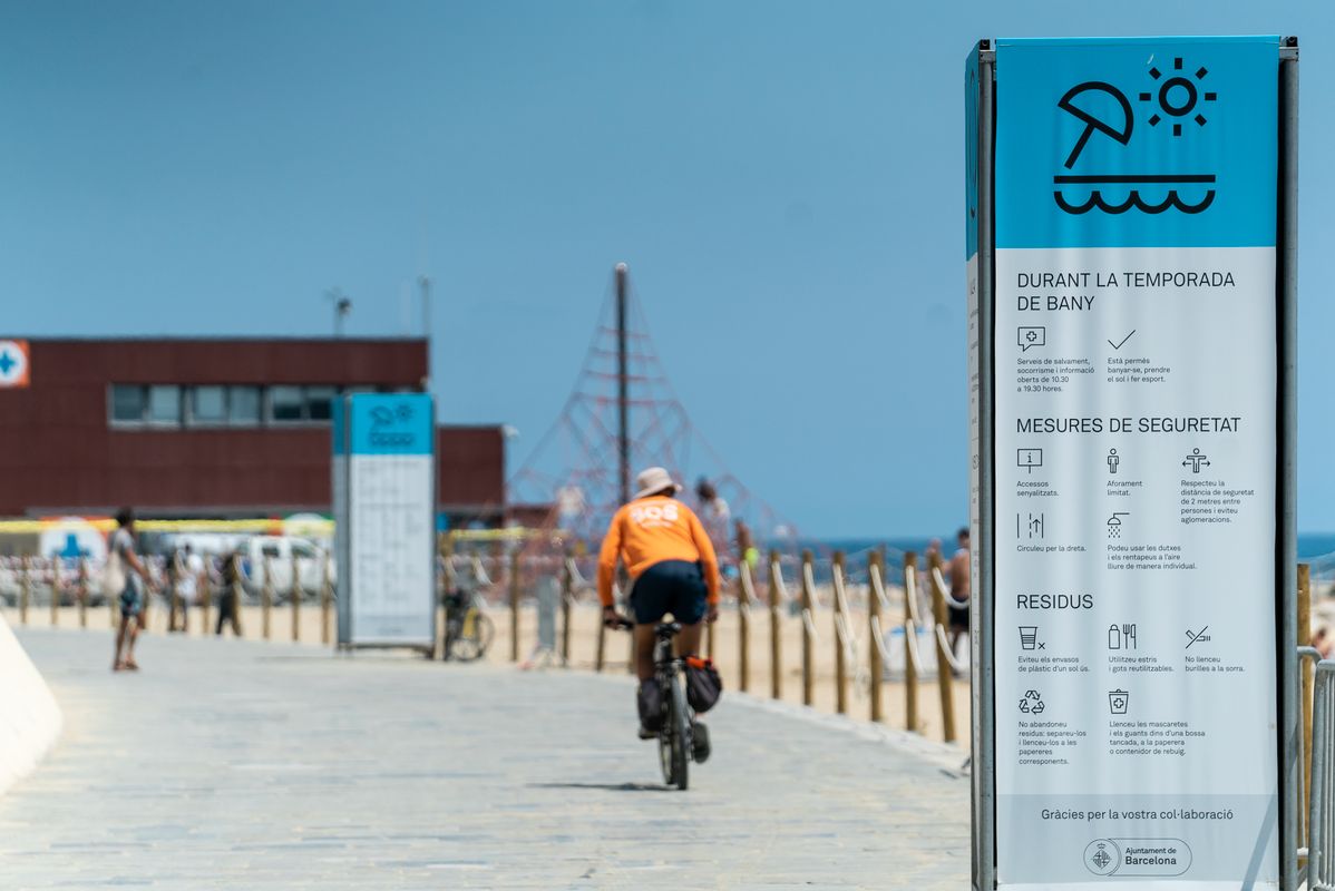 
             Tòtems amb les mesures covid-19 al passeig Marítim del Bogatell on hi ha gent...
             Autor: Mònica Moreno
             Mostra els detalls de la imatge Tòtems amb les mesures covid-19 al passeig Marítim del Bogatell on hi ha gent...
             