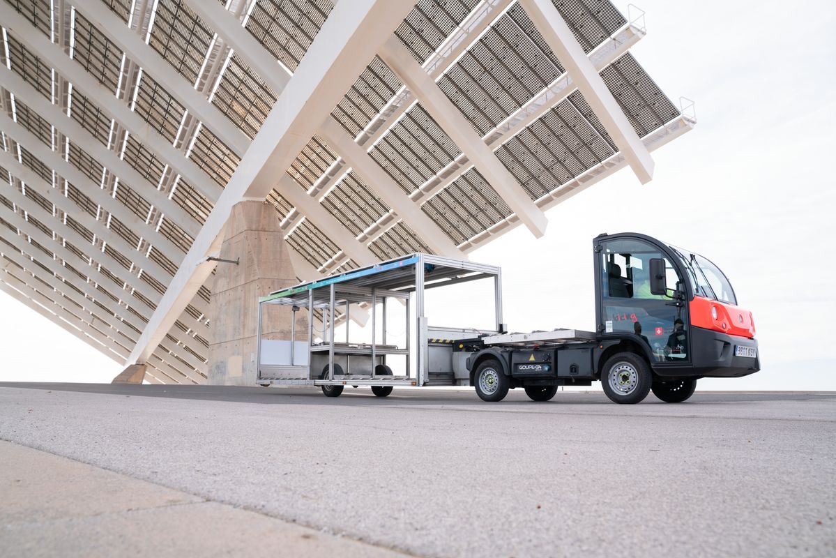 
             Nou vehicle Bicing amb plaques solars al sostre, capacitat per al transport d...
             Autor: Martí Petit
             Mostra els detalls de la imatge Nou vehicle Bicing amb plaques solars al sostre, capacitat per al transport d...
             