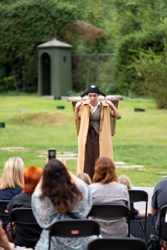 <div class='imageHoverDetail'>
             <p class='imageHoverTitle twoLineBreak'>Una actriu amb un test a l'esquena actua en un dels espectacles de teatre inf...</p>
             <p class='imageHoverAutor oneLineBreak'>Autor: Martí Petit</p>
             <button class='imageHoverBtn'>Mostra els detalls de la imatge <span class='sr-only'>Una actriu amb un test a l'esquena actua en un dels espectacles de teatre inf...</span></button>
             </div>