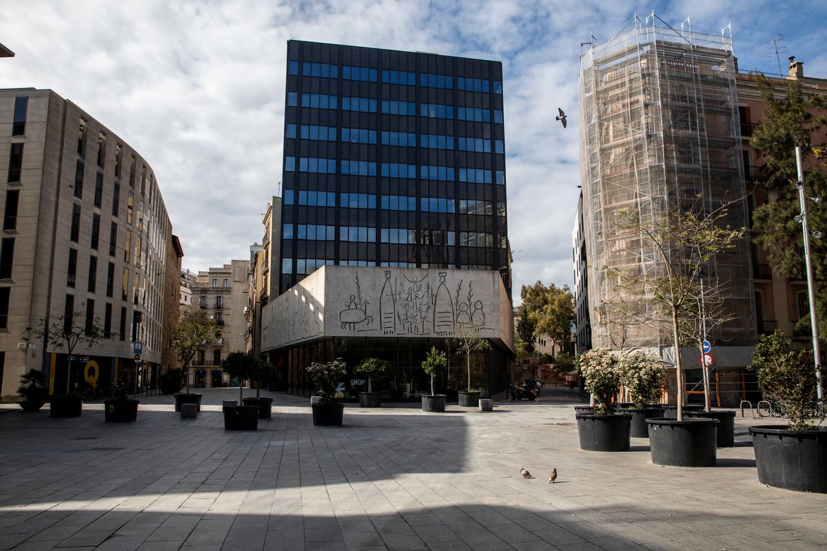 <div class='imageHoverDetail'>
             <p class='imageHoverTitle twoLineBreak'>Plaça Nova amb la seu del COAC al fons (Col·legi Oficial d’Arquitectes de Cat...</p>
             <p class='imageHoverAutor oneLineBreak'>Autor: Edu Bayer</p>
             <button class='imageHoverBtn'>Mostra els detalls de la imatge <span class='sr-only'>Plaça Nova amb la seu del COAC al fons (Col·legi Oficial d’Arquitectes de Cat...</span></button>
             </div>