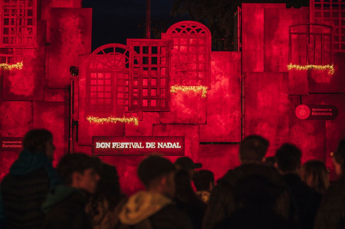 <div class='imageHoverDetail'>
             <p class='imageHoverTitle twoLineBreak'>Escenografia dels espectacles teatrals en el marc del Barcelona Festival de N...</p>
             <p class='imageHoverAutor oneLineBreak'>Autor: Alice Brazzit</p>
             <button class='imageHoverBtn'>Mostra els detalls de la imatge <span class='sr-only'>Escenografia dels espectacles teatrals en el marc del Barcelona Festival de N...</span></button>
             </div>